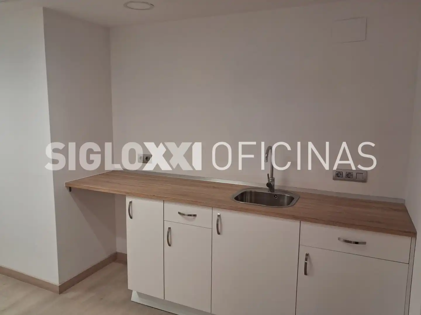 Cocina de Oficina de alquiler en Barcelona con Aire acondicionado y Calefacción