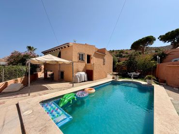 Villa con piscina in vendita a Calle del Oriolà