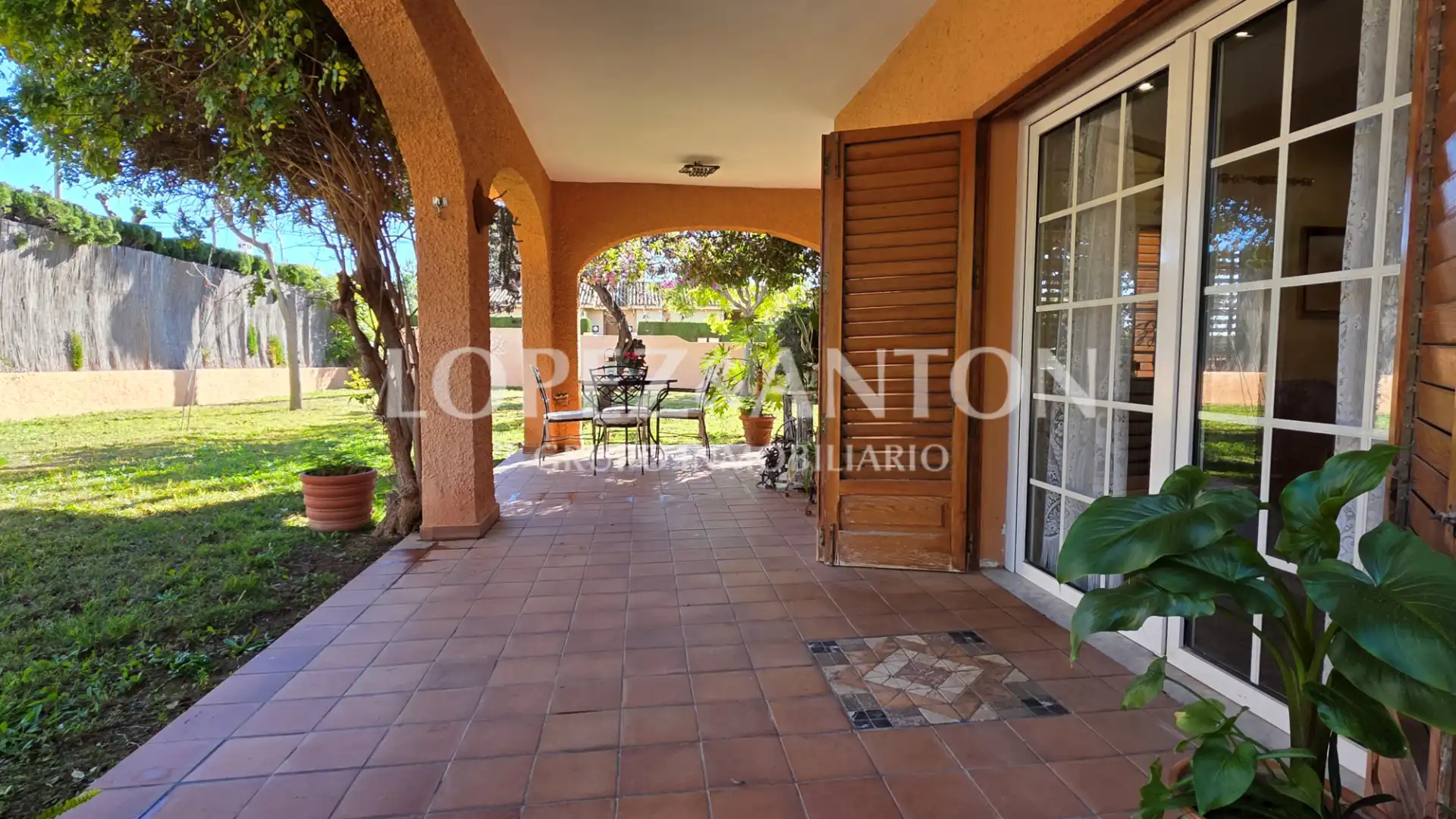 Terrassa de Casa o xalet en venda en La Pobla de Vallbona amb Aire condicionat, Calefacció i Jardí privat
