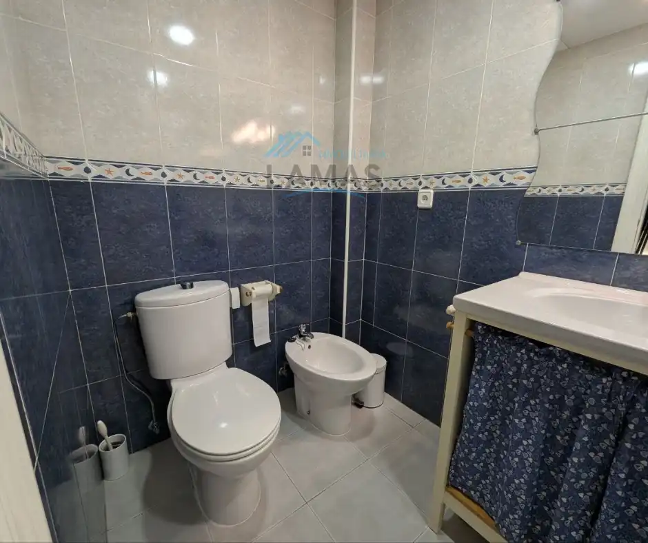Badezimmer von Einfamilien-Reihenhaus zum Verkauf in Navalmoral de la Mata mit Klimaanlage, Heizung und Terrasse