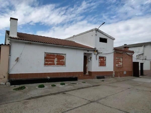 Vista exterior de Casa adosada en venda en Matapozuelos