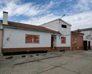 Vista exterior de Casa adosada en venda en Matapozuelos