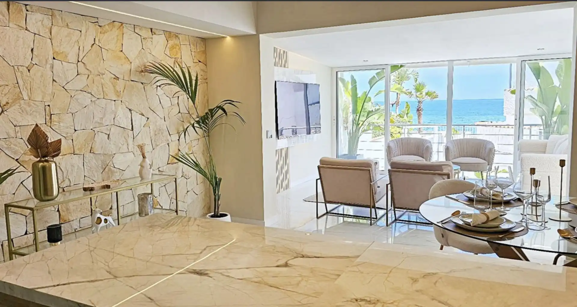 Sala d'estar de Casa adosada en venda en Estepona amb Aire condicionat, Calefacció i Jardí privat