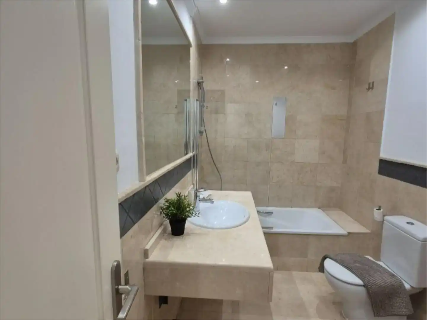 Bathroom of Flat for sale in Marbella  with Air Conditioner, Swimming Pool and Balcony