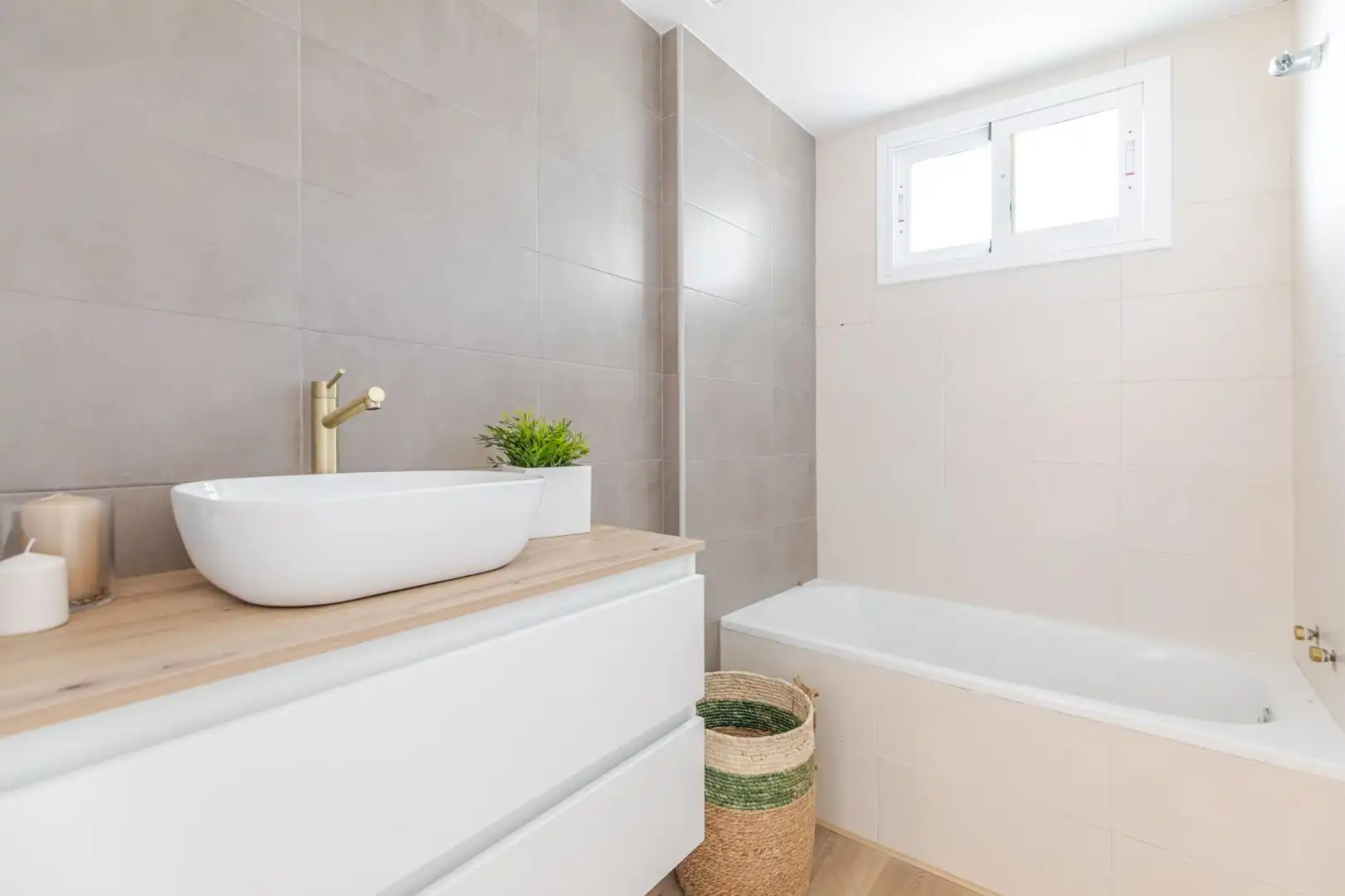 Badezimmer von Einfamilien-Reihenhaus zum Verkauf in Gilet mit Terrasse, Abstellraum und Balkon