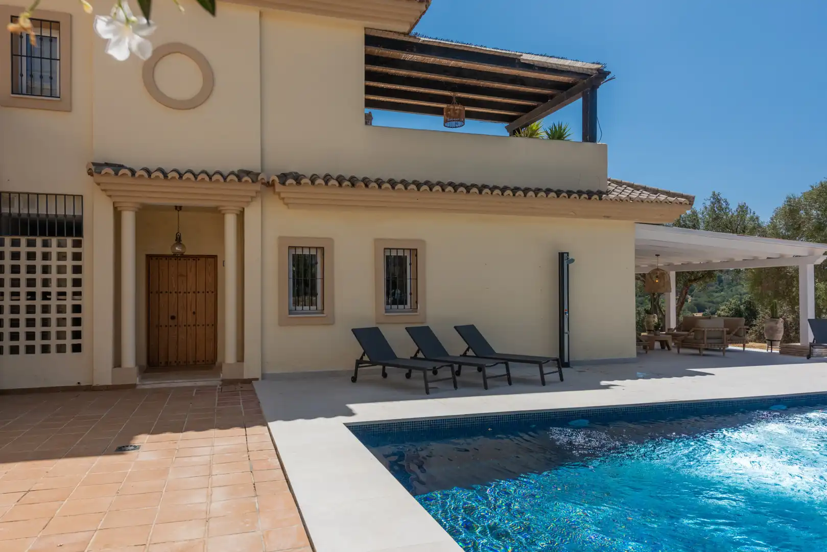 Schwimmbecken von Erdgeschoss zum Verkauf in Sotogrande mit Klimaanlage, Privatgarten und Terrasse