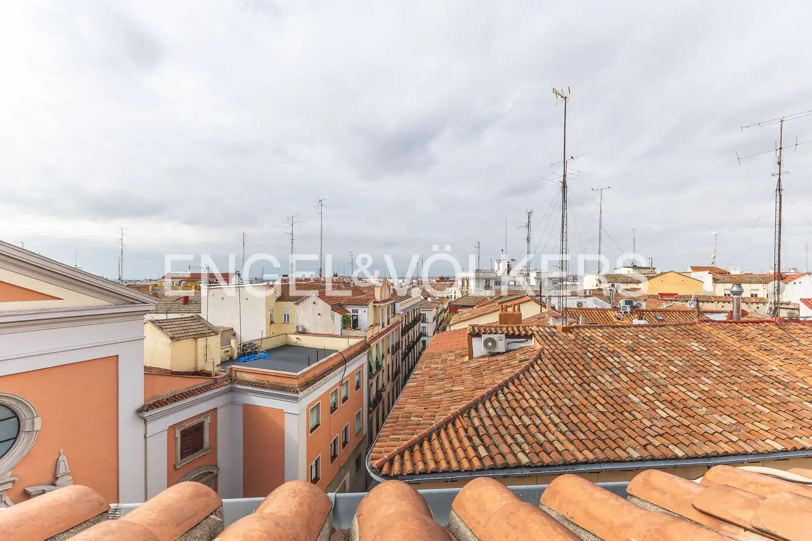 Außenansicht von Wohnung zur Miete in Madrid mit Klimaanlage, Heizung und Möbliert