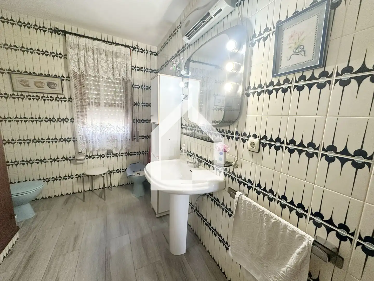Bany de Casa o xalet en venda en San Vicente del Raspeig / Sant Vicent del Raspeig amb Jardí privat, Terrassa i Piscina