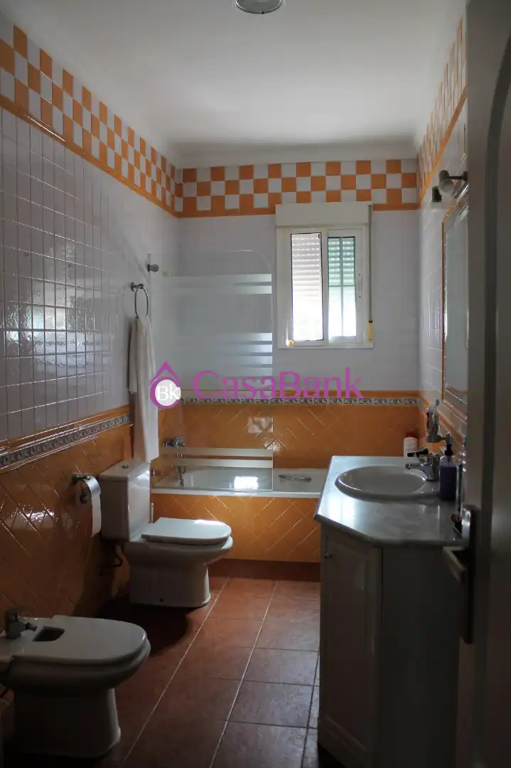 Bany de Casa o xalet en venda en Córdoba amb Aire condicionat, Jardí privat i Piscina