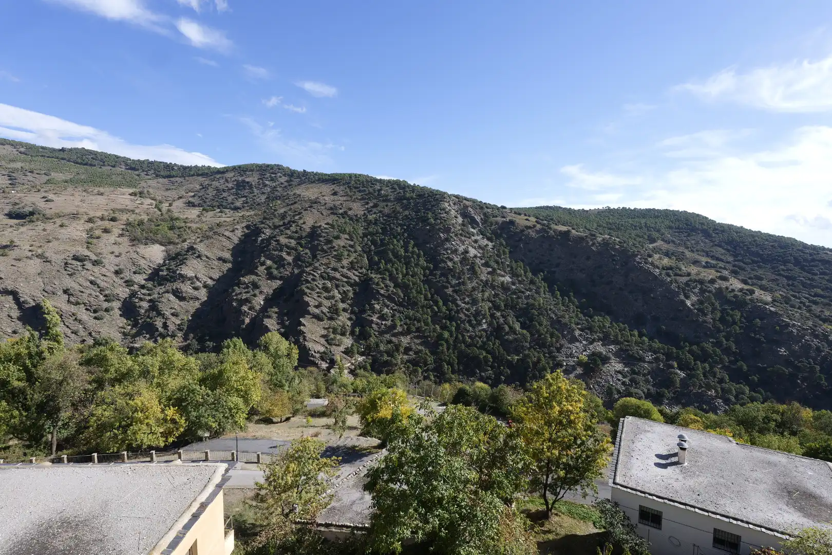 Vista exterior de Casa adosada en venda en Bérchules amb Terrassa i Balcó