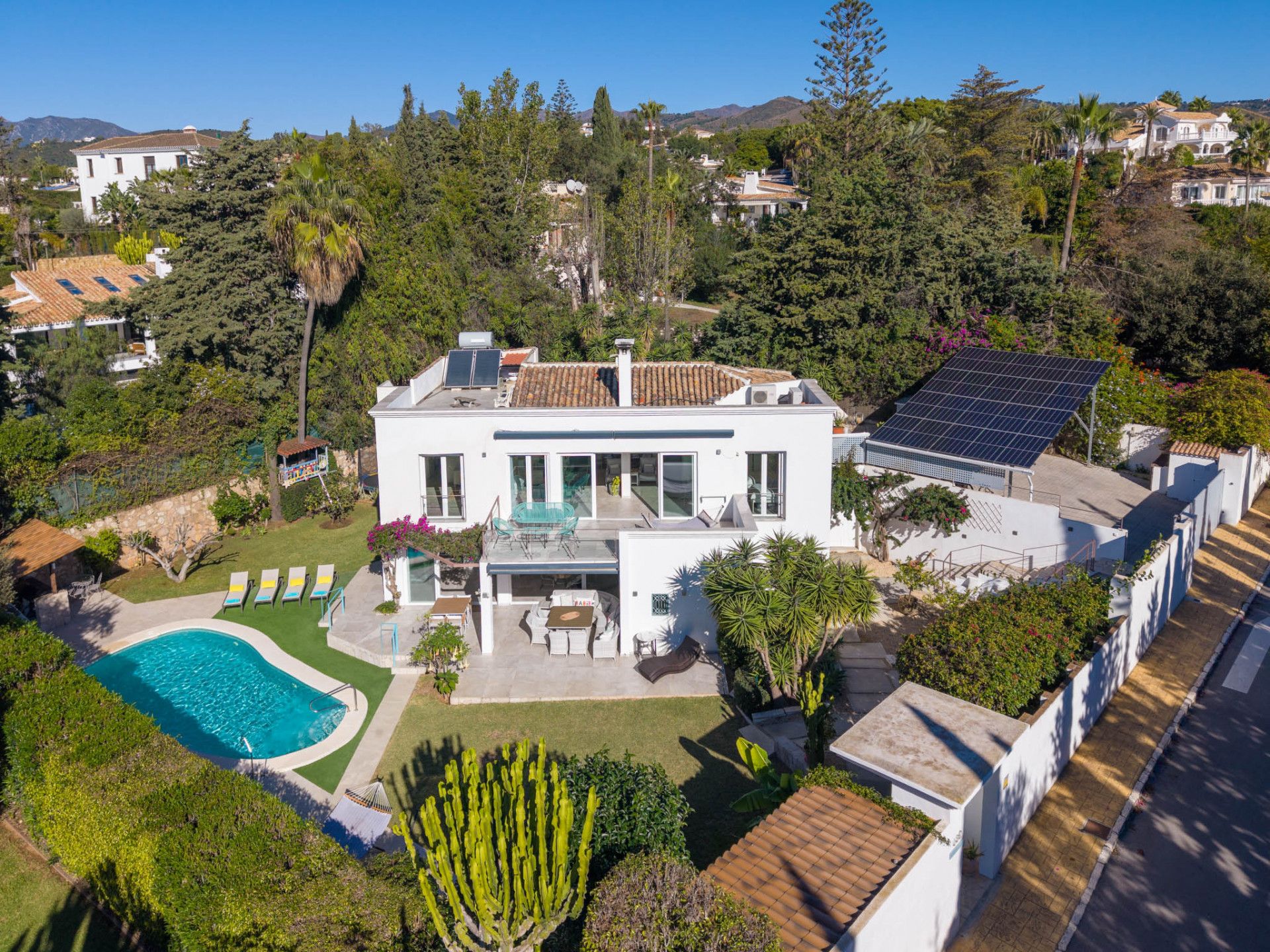 Vista exterior de Casa o xalet en venda en Marbella amb Aire condicionat, Jardí privat i Terrassa