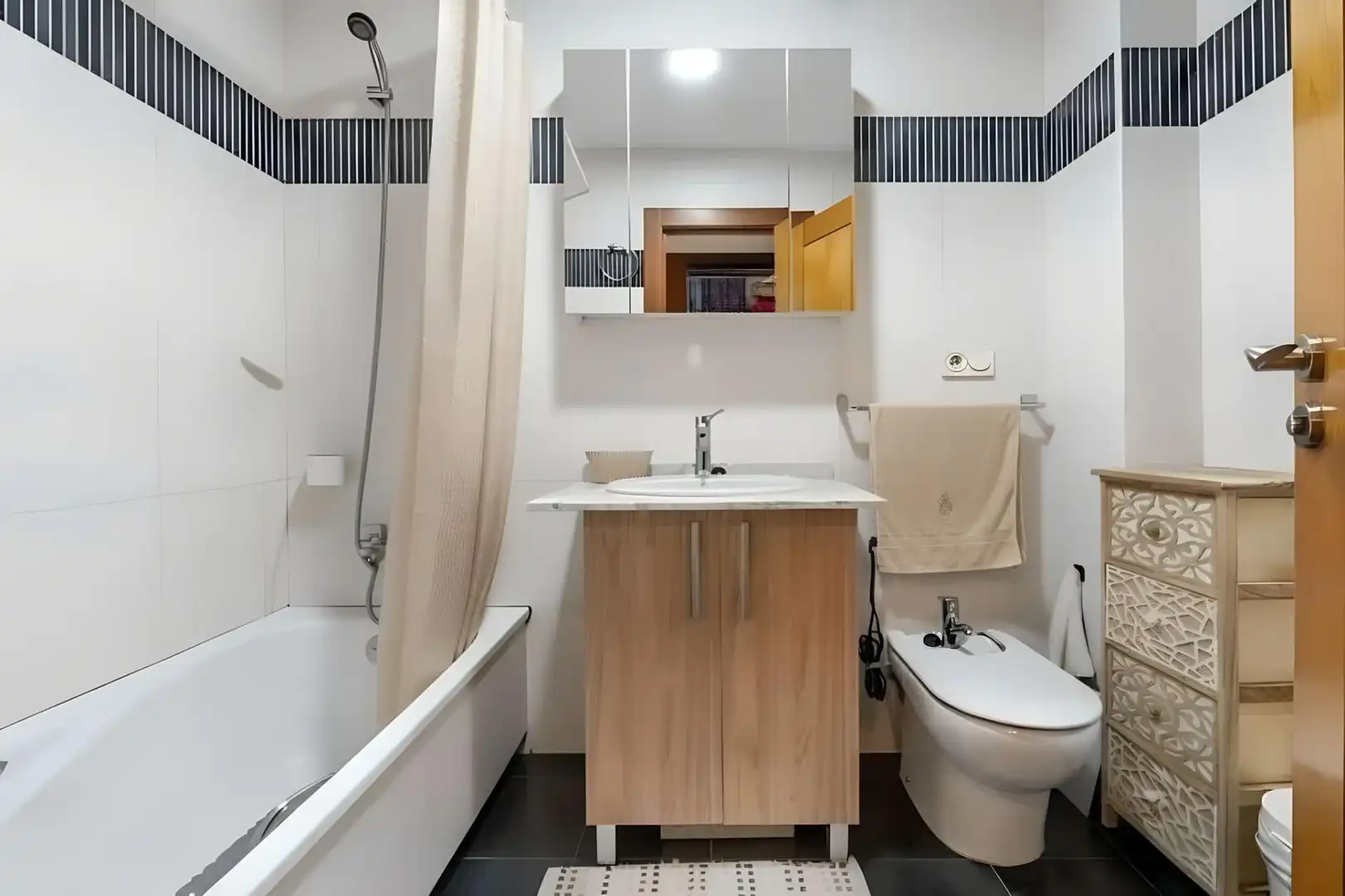 Badezimmer von Wohnung zum Verkauf in Granada mit Heizung, Privatgarten und Balkon