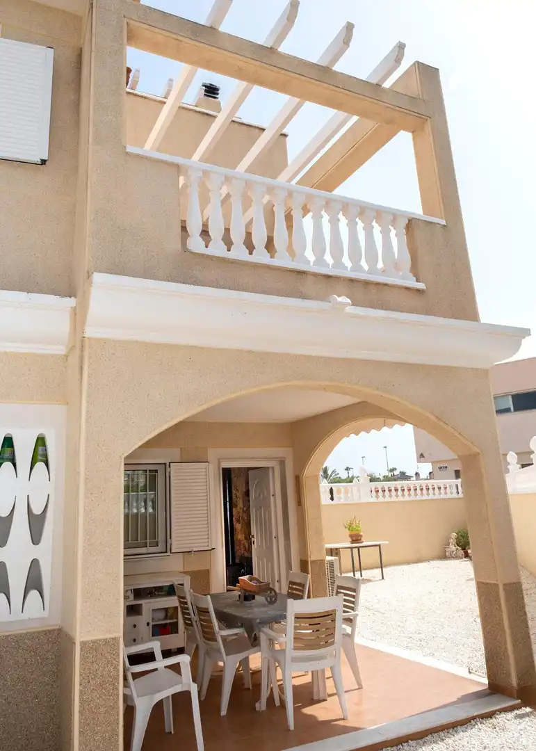 Vista exterior de Casa adosada en venda en Orihuela amb Aire condicionat, Calefacció i Jardí privat