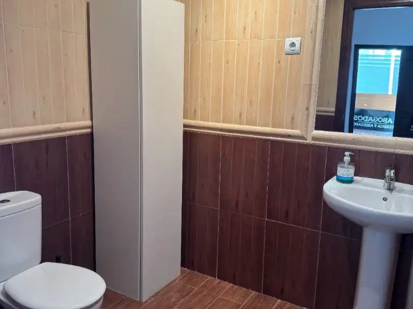 Baño de Oficina de alquiler en Vélez-Málaga con Aire acondicionado, Calefacción y Amueblado