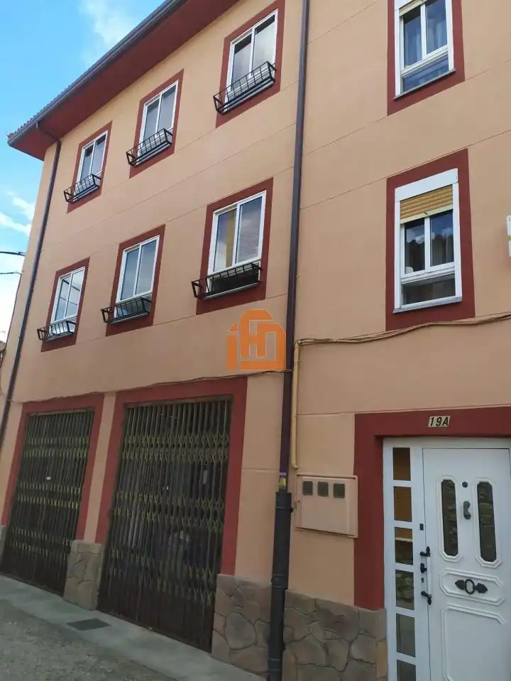 Vista exterior de Casa o chalet en venta en La Robla  con Calefacción y Amueblado