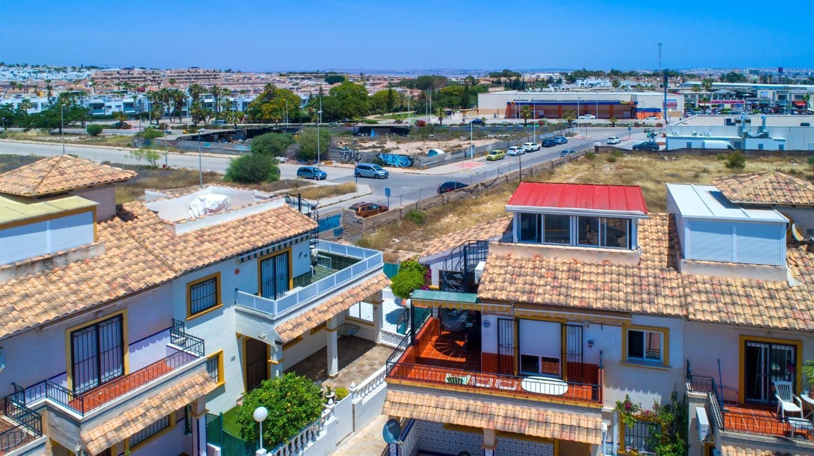 Vista exterior de Casa o xalet en venda en Orihuela amb Calefacció, Terrassa i Piscina