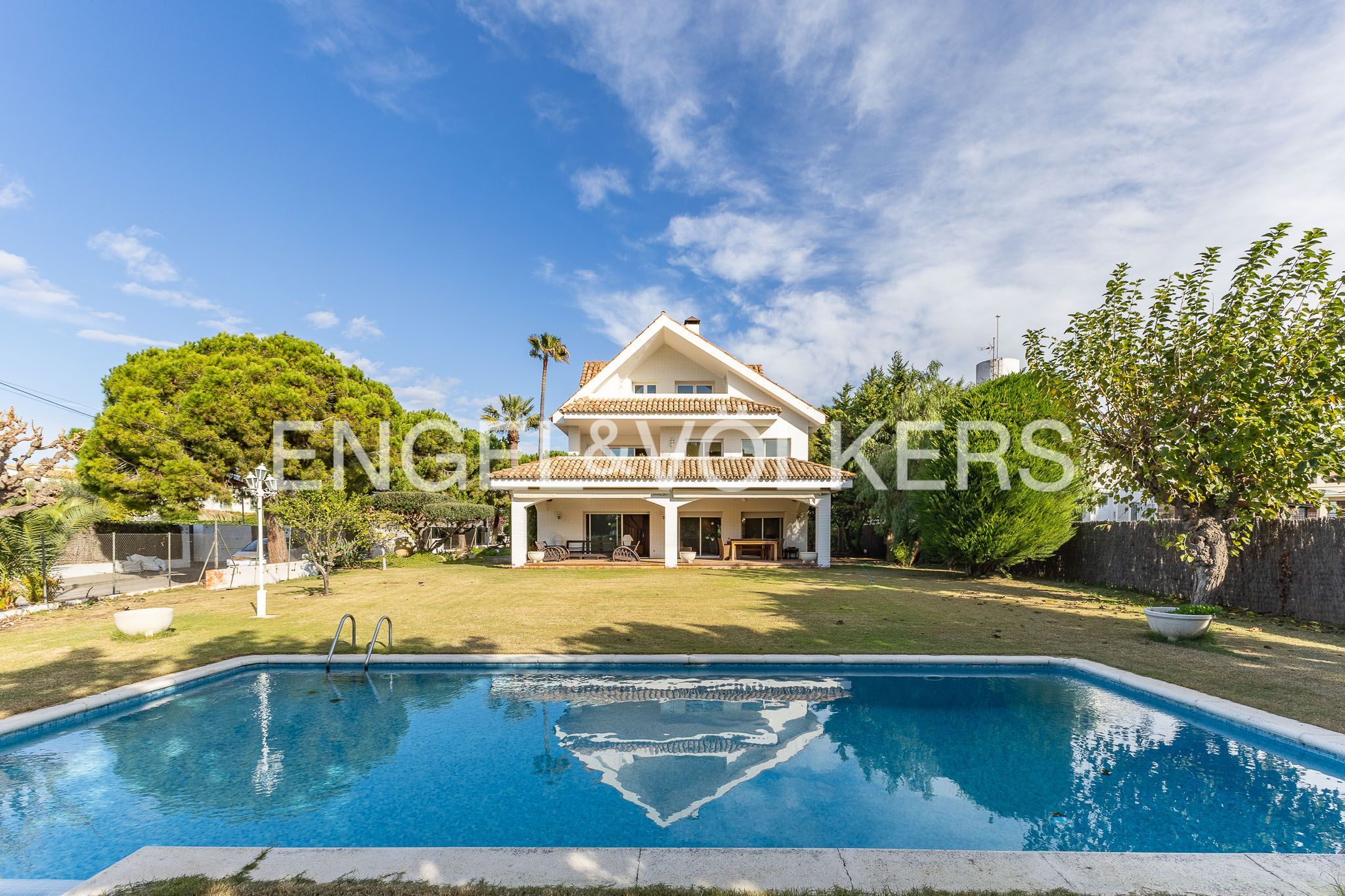 Vista exterior de Casa o xalet de lloguer en Sitges amb Calefacció, Jardí privat i Terrassa