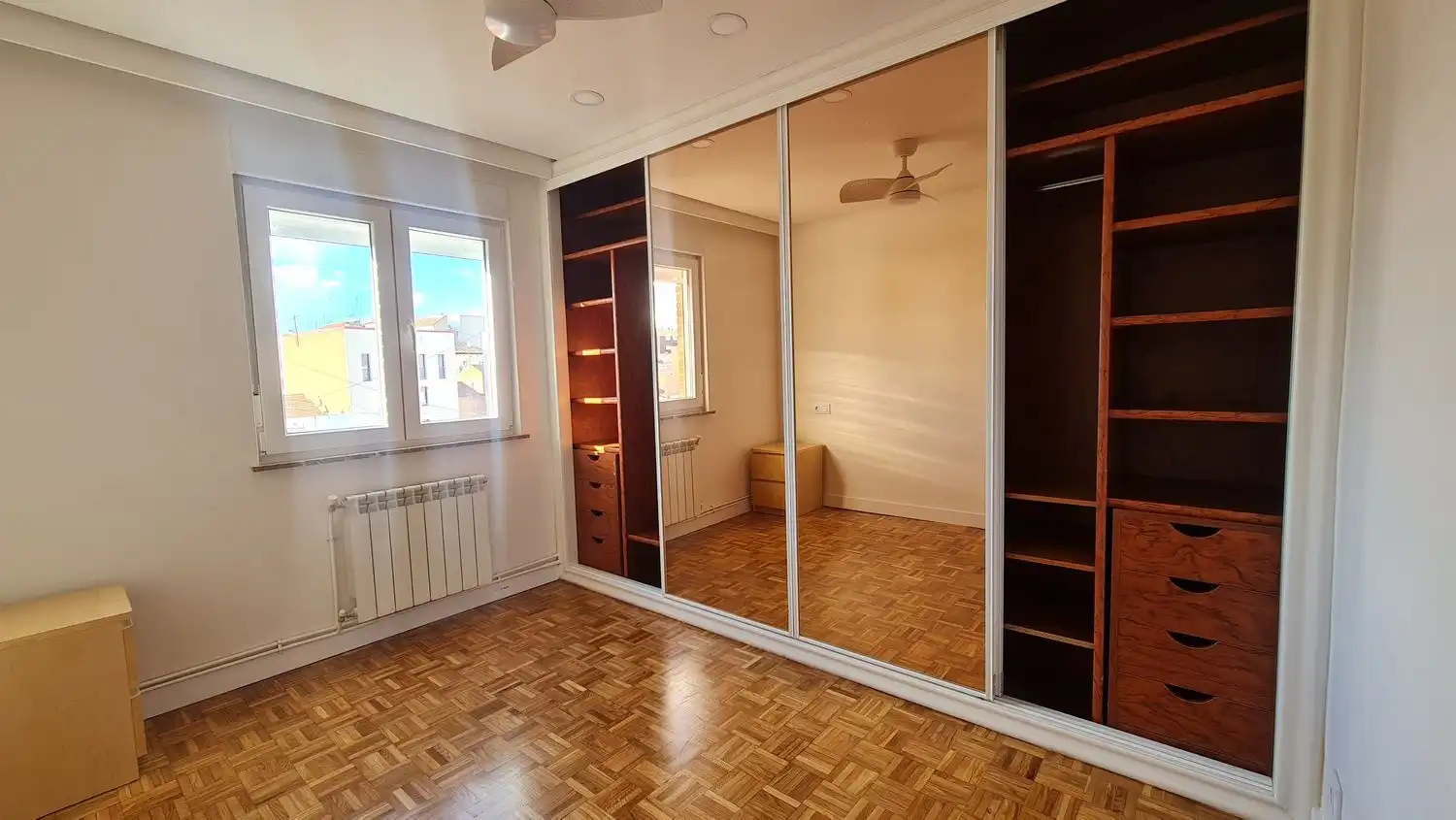 Schlafzimmer von Wohnung zur Miete in Madrid mit Klimaanlage