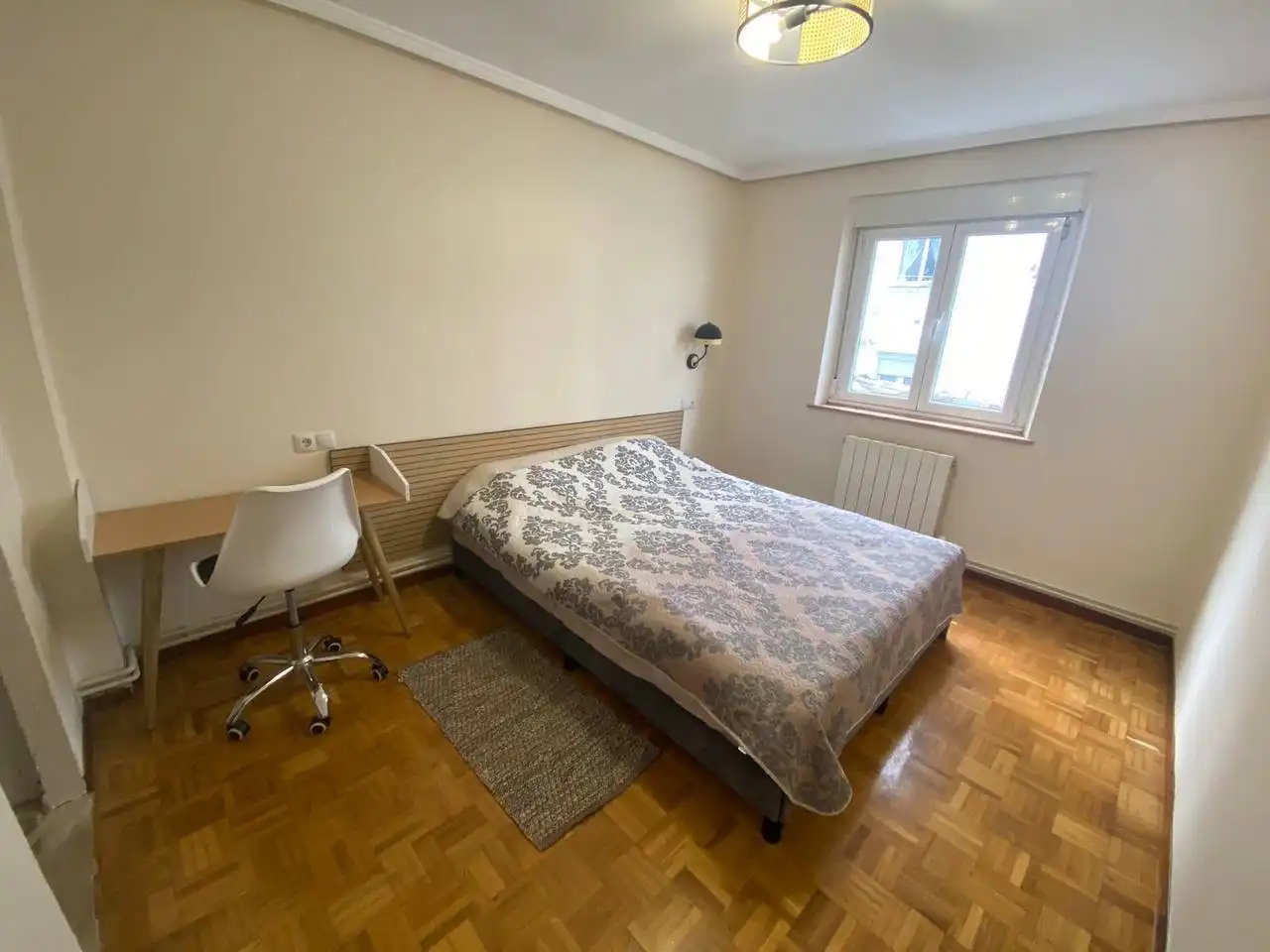 Dormitori de Pis en venda en Oviedo  amb Calefacció, Parquet i Moblat