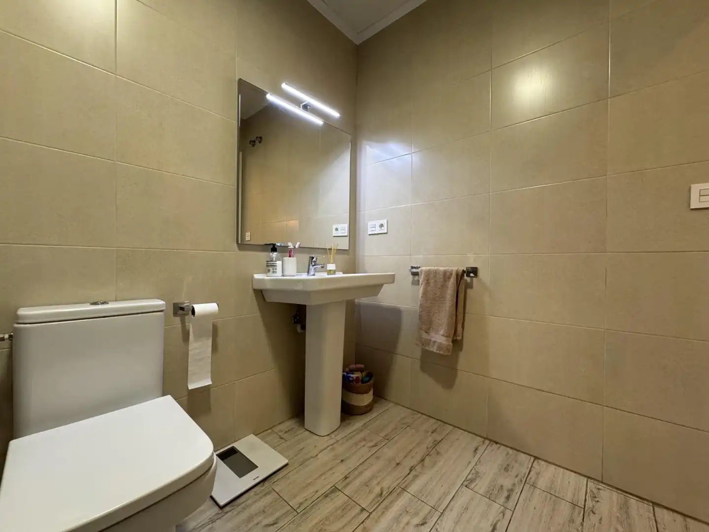 Badezimmer von Erdgeschoss zum Verkauf in Elche / Elx mit Klimaanlage, Heizung und Möbliert