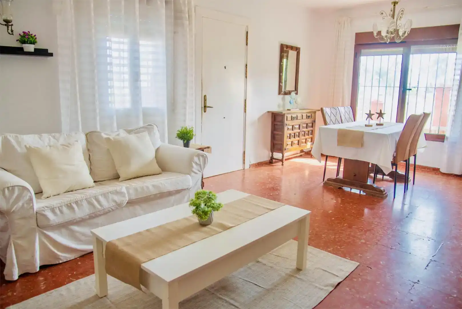 Sala d'estar de Casa o xalet de lloguer en Nerja amb Aire condicionat, Jardí privat i Traster