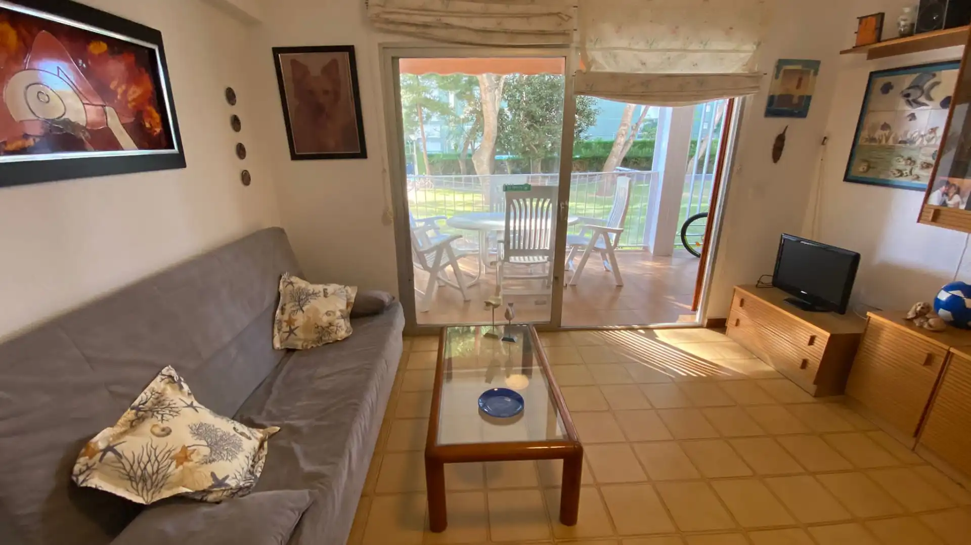 Sala d'estar de Apartament en venda en Benicasim / Benicàssim amb Jardí privat, Terrassa i Moblat