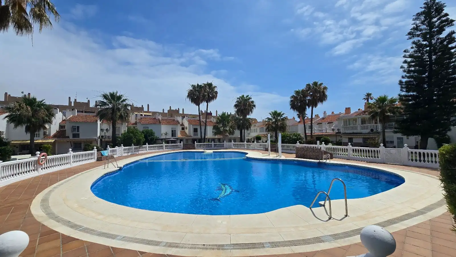 Schwimmbecken von Einfamilien-Reihenhaus zum Verkauf in Málaga mit Klimaanlage, Heizung und Schwimmbad