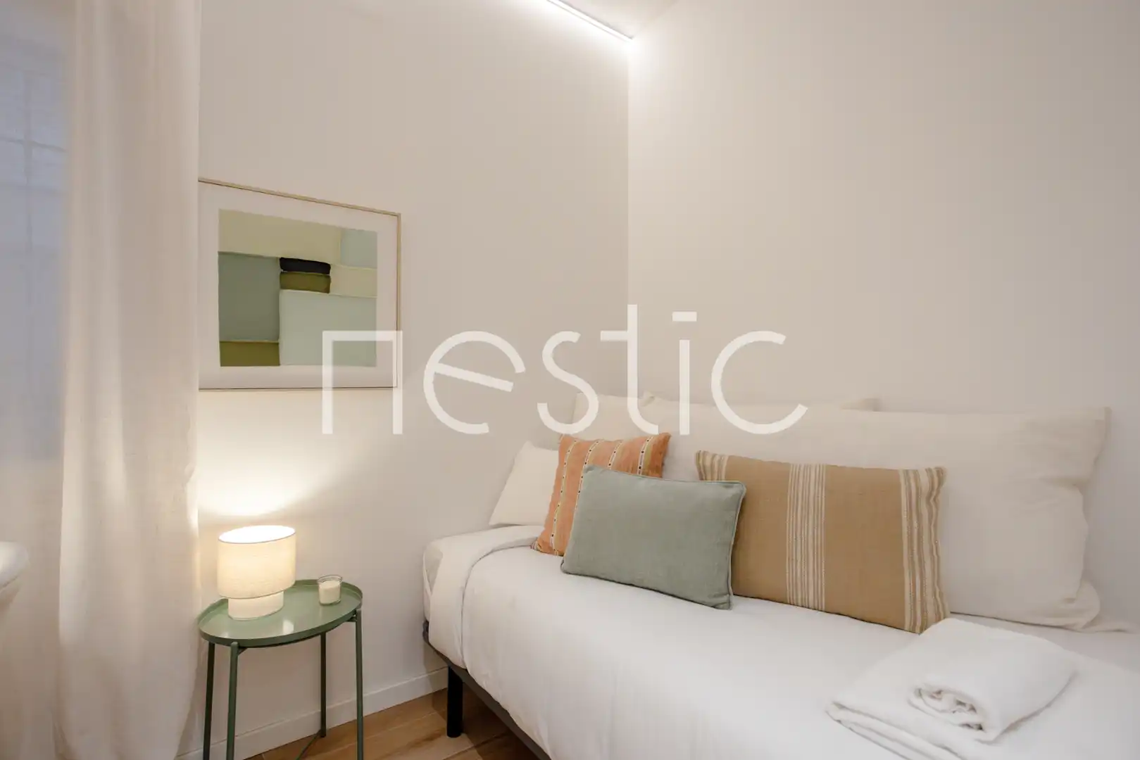 Dormitori de Apartament de lloguer en Madrid amb Aire condicionat, Calefacció i Moblat