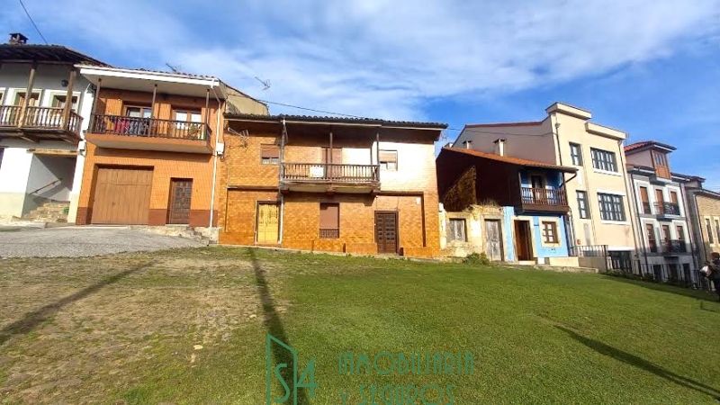 Vista exterior de Casa adosada en venda en Siero amb Jardí privat, Terrassa i Forn