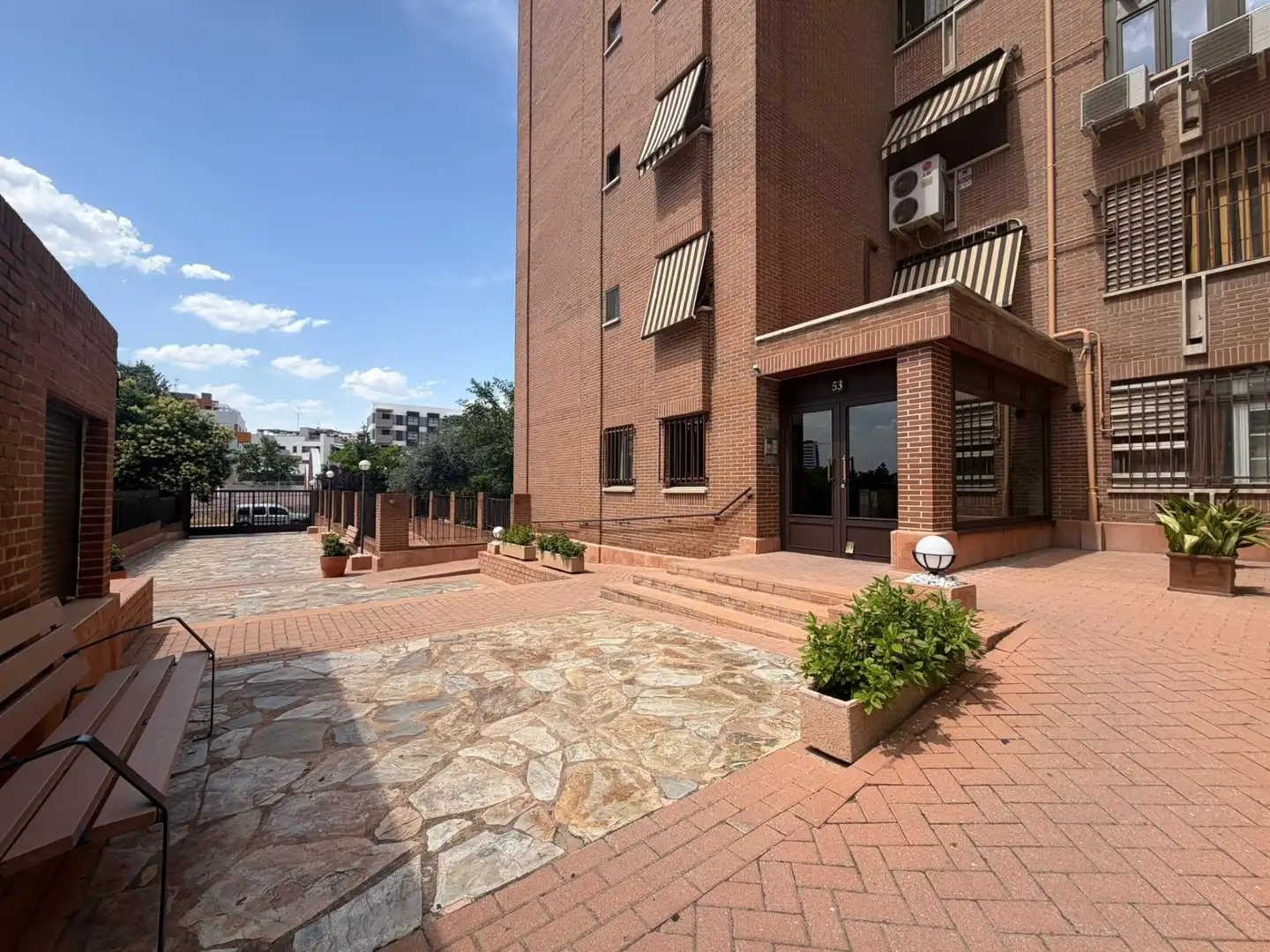 Außenansicht von Wohnung zur Miete in Madrid mit Heizung, Privatgarten und Abstellraum