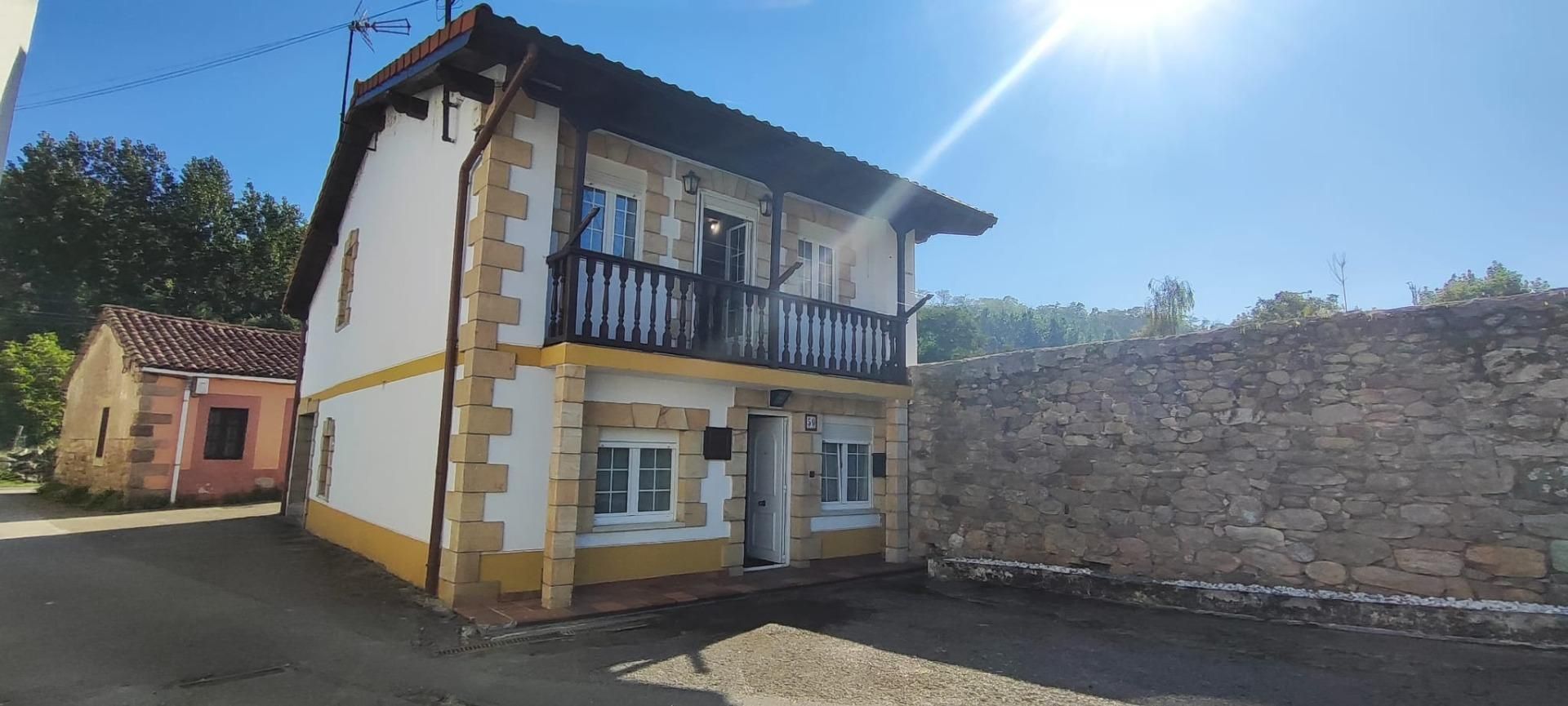 Exterior view of House or chalet for sale in Arenas de Iguña  with Heating, Terrace and Balcony