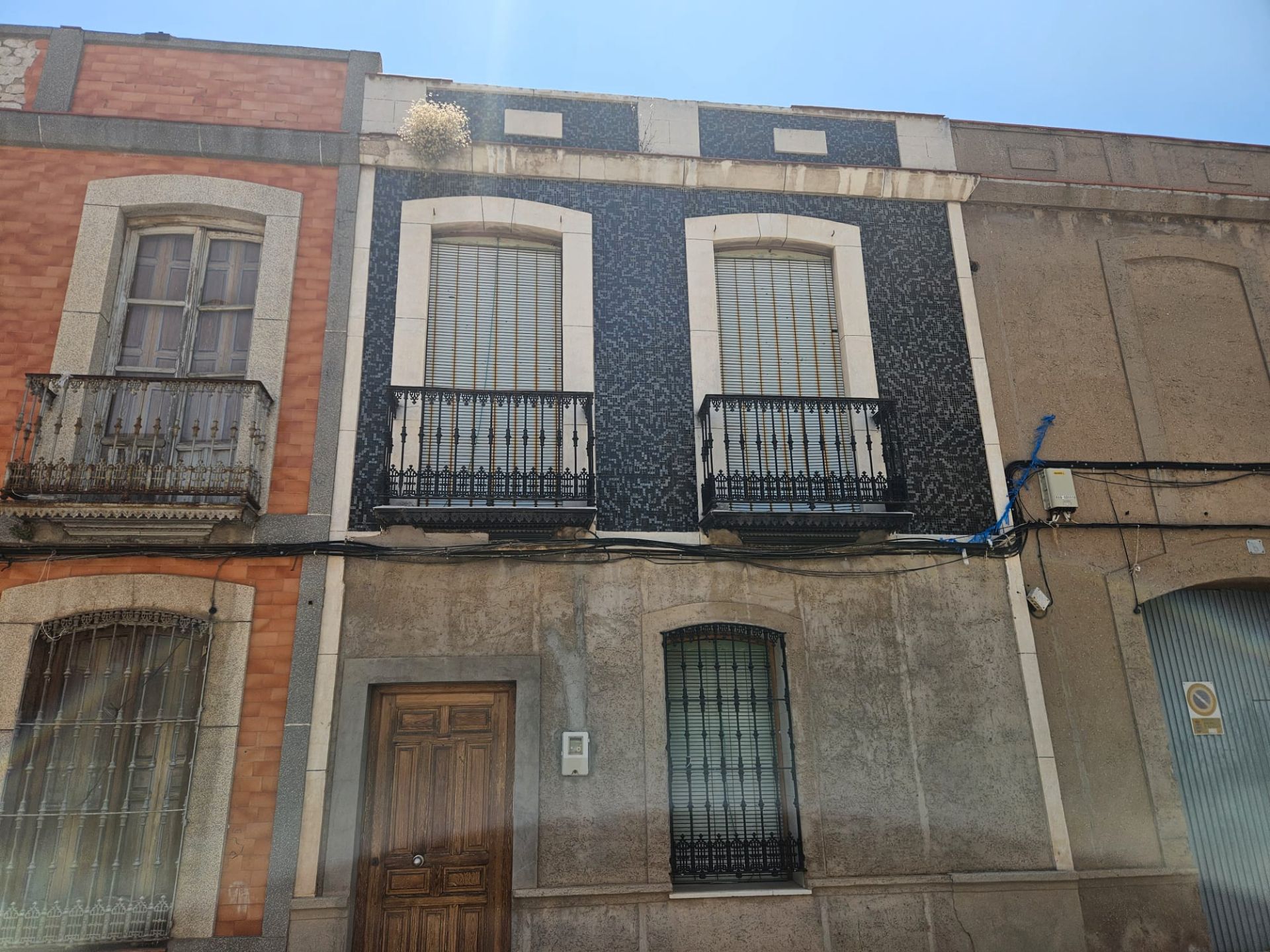Exterior view of Single-family semi-detached for sale in Argamasilla de Calatrava  with Heating, Terrace and Swimming Pool