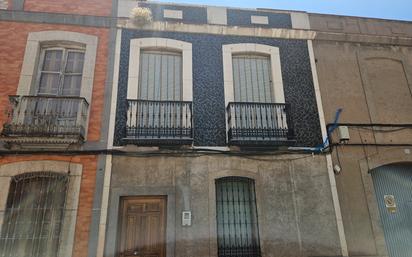 Vista exterior de Casa adosada en venda en Argamasilla de Calatrava amb Calefacció, Terrassa i Piscina