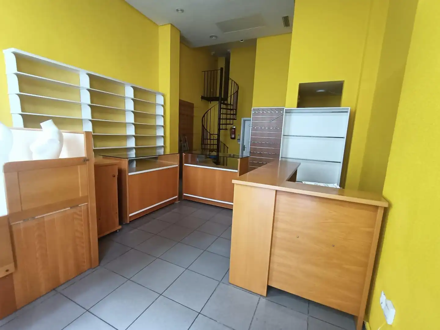 Local comercial en venta en Núcleo urbano, imagen 2