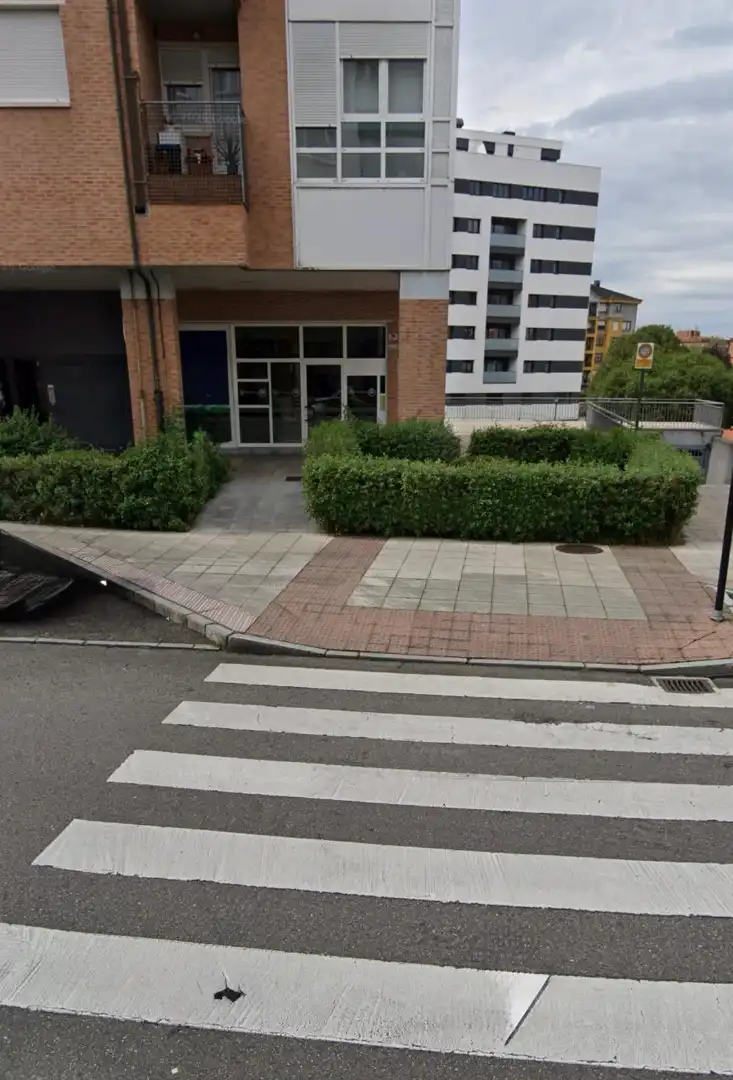 Vista exterior de Local en venda en Oviedo 