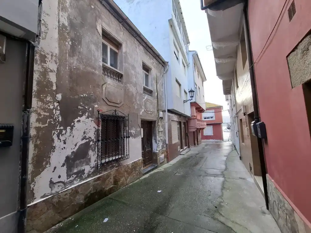 Außenansicht von Einfamilien-Reihenhaus zum Verkauf in Viveiro mit Terrasse, Abstellraum und Möbliert