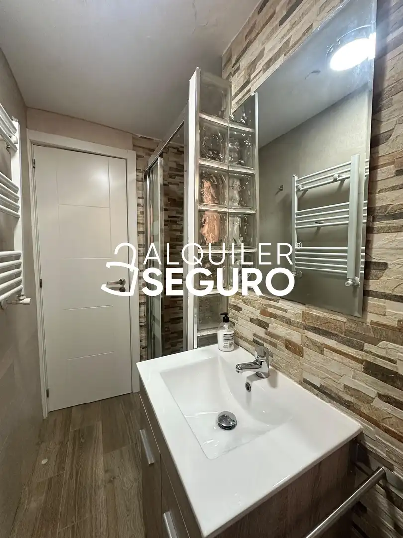 Bathroom of Flat for rent in Madrid  with Air Conditioner, Heating and Furnished