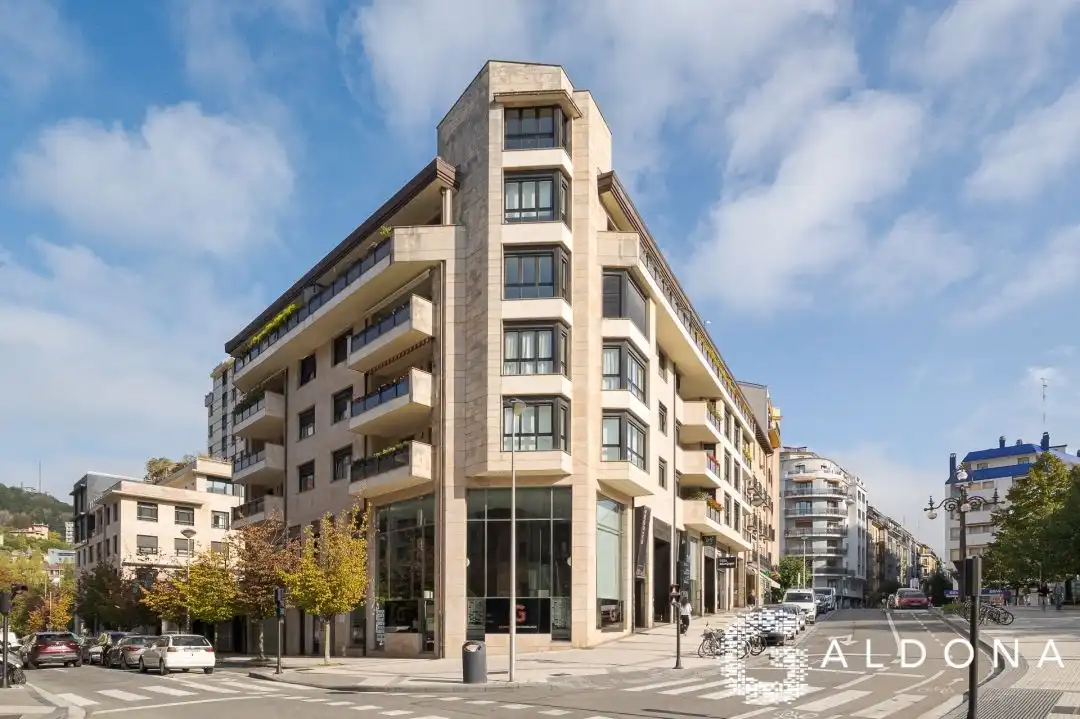 Vista exterior de Pis en venda en Donostia - San Sebastián  amb Calefacció, Terrassa i Balcó