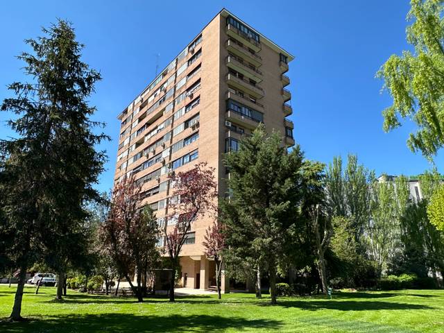 Piso en Venta en Calle del Doctor Juan José López Ibor en Valdezarza