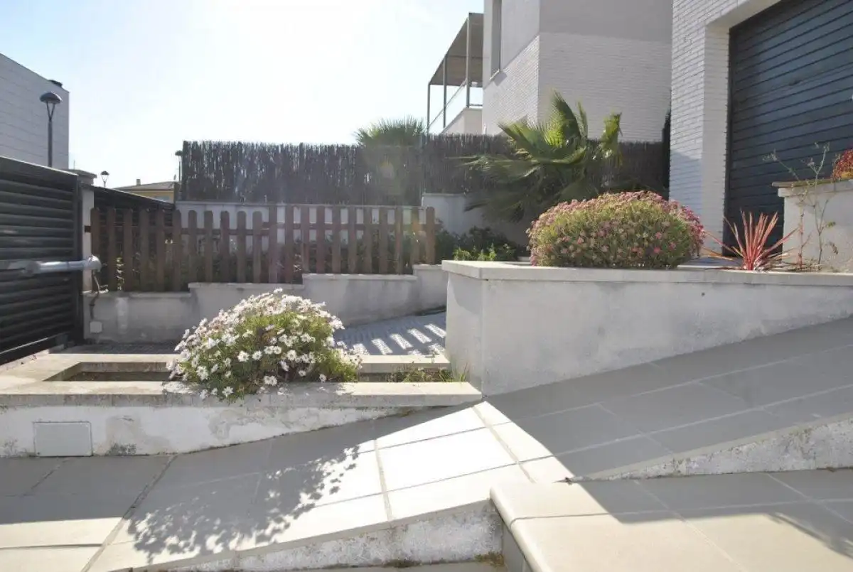 Jardí de Casa o xalet en venda en Cunit amb Calefacció, Jardí privat i Parquet