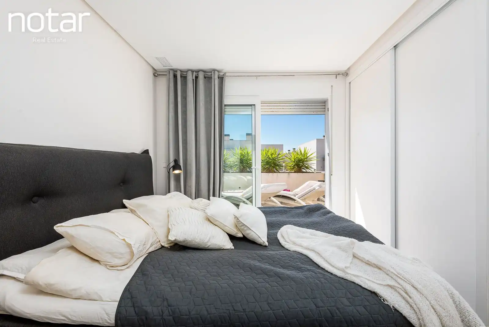 Dormitori de Casa adosada en venda en Torrevieja amb Jardí privat, Terrassa i Piscina