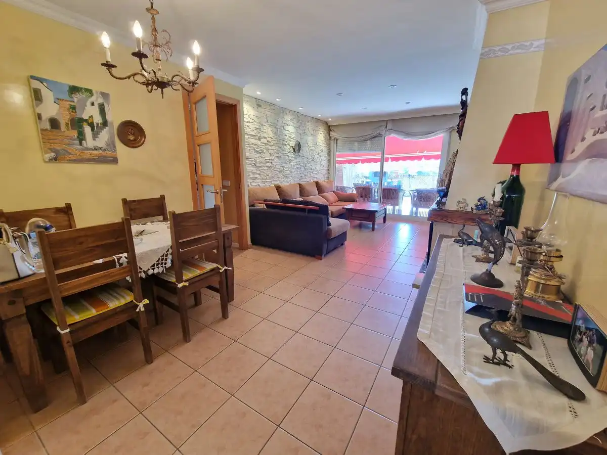 Sala d'estar de Casa adosada en venda en Banyeres del Penedès amb Calefacció, Jardí privat i Terrassa