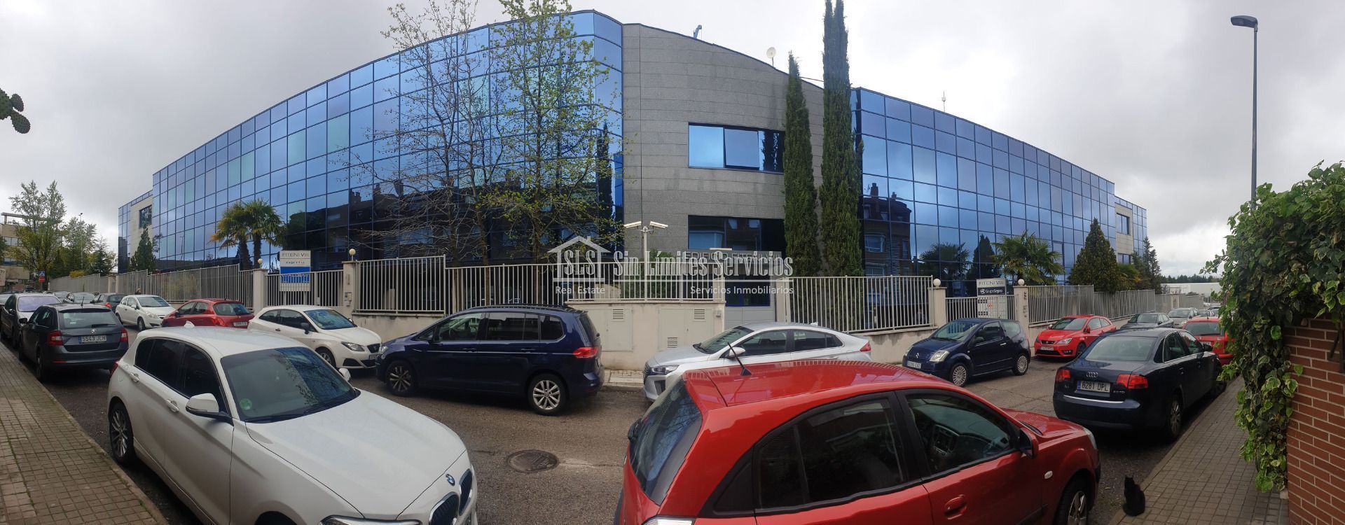 Vista exterior de Edifici en venda en Las Rozas de Madrid