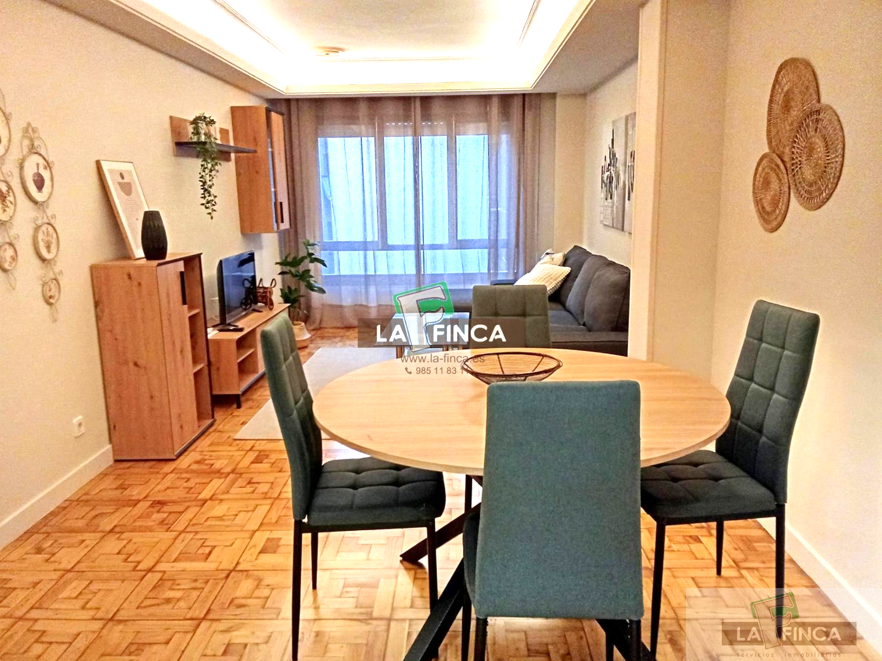 Sala de estar de Piso en venta en Oviedo  con Calefacción, Parquet y Amueblado