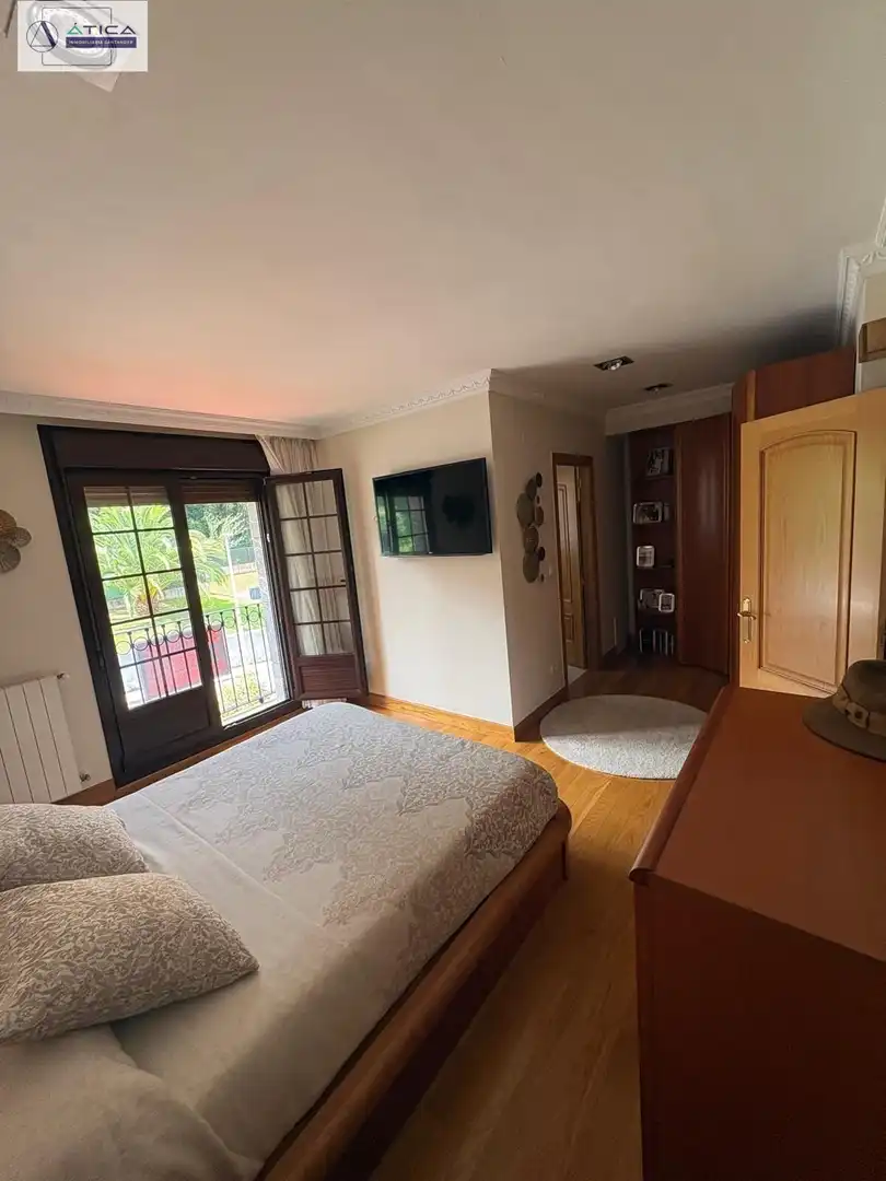 Dormitori de Casa adosada en venda en Castro-Urdiales amb Aire condicionat, Calefacció i Jardí privat