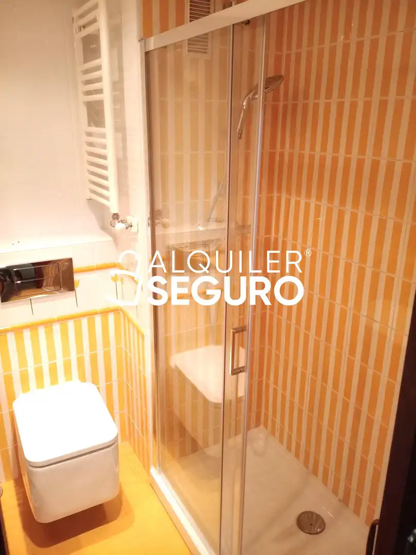Baño de Piso de alquiler en Valladolid con Calefacción, Trastero y Piscina