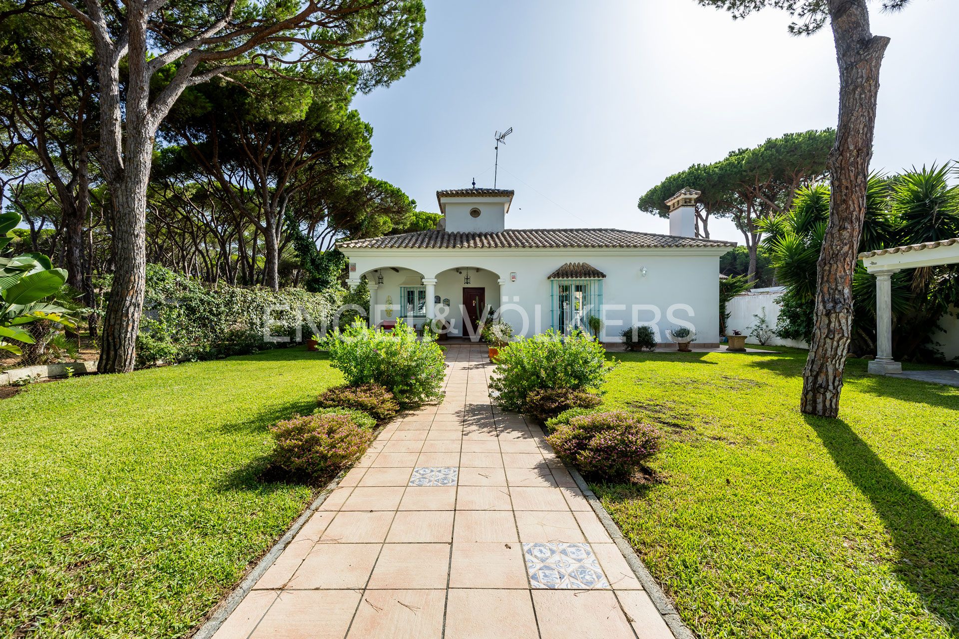Exterior view of House or chalet for sale in Chiclana de la Frontera  with Air Conditioner, Heating and Private garden