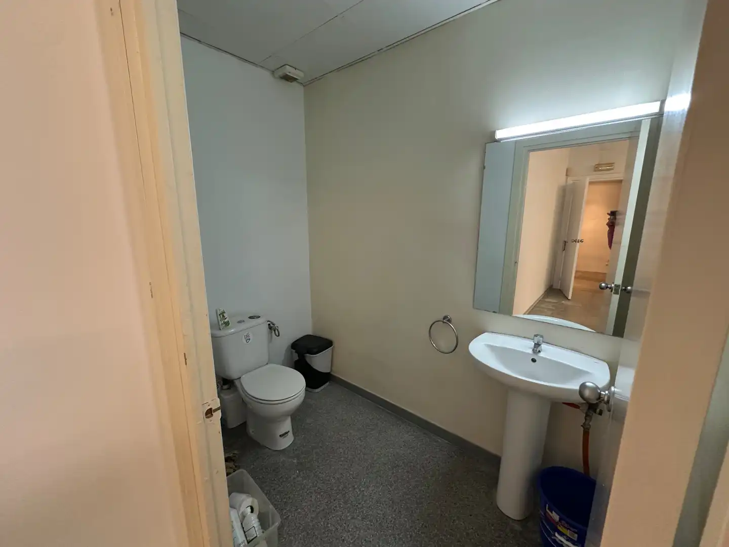 Baño de Local de alquiler en Terrassa con Aire acondicionado
