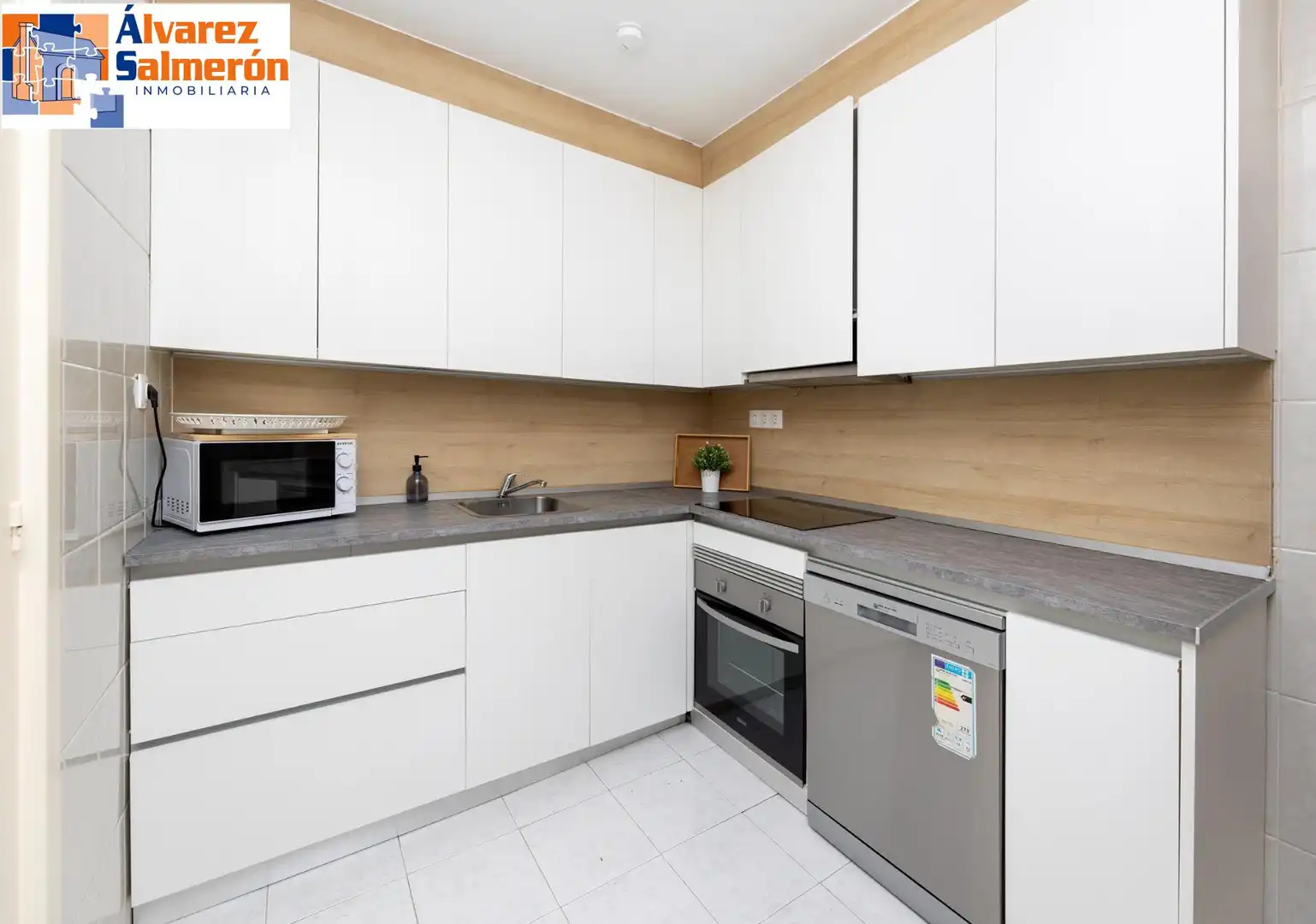 Kitchen of Flat for sale in Granada