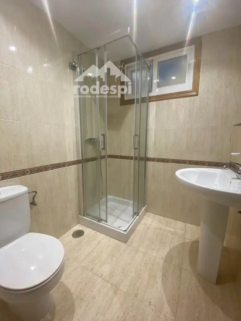 Baño de Piso de alquiler en A Cañiza   con Calefacción, Terraza y Trastero